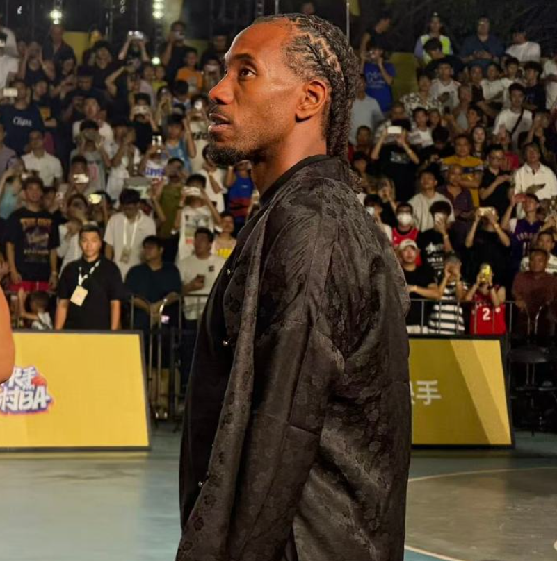 接地气！伦纳德身穿唐装出席村BA活动，秀粤语燃爆全场